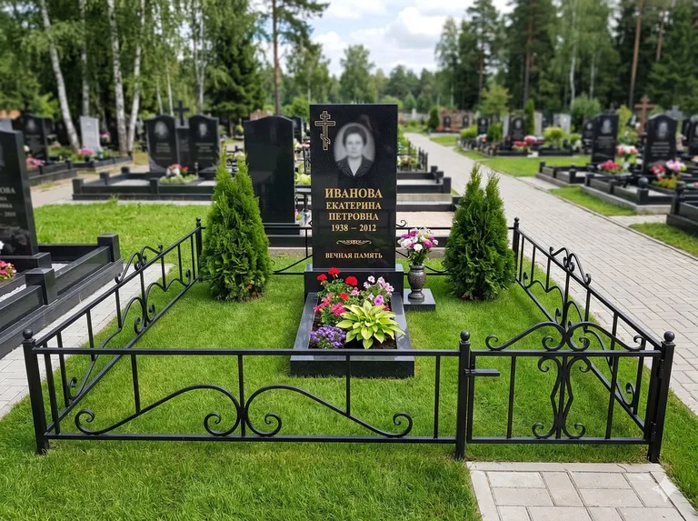 Зелёный газон на могильном участке в Ярославле