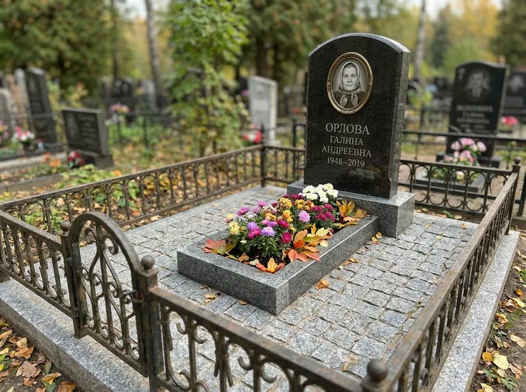 Благоустроенное захоронение с гранитной плиткой, оградой и цветником в Ярославле