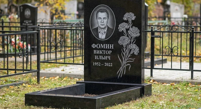 Гравировка гвоздик на памятник в Ярославле — пример работы на граните