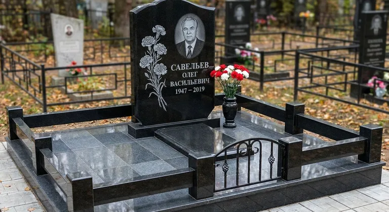 Памятник с гравировкой гвоздик — выполненная работа «Савельев» в Ярославле