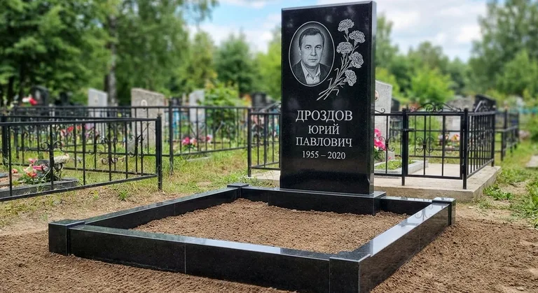 Памятник с гравировкой гвоздик — выполненная работа «Дроздов» в Ярославле