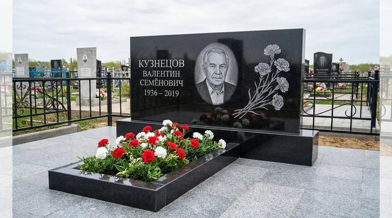 Памятник с гравировкой гвоздик — выполненная работа «Кузнецов» в Ярославле
