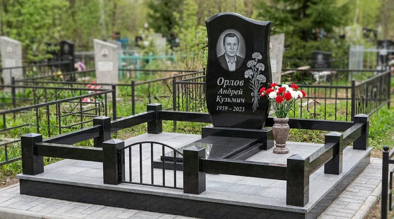 Памятник с гравировкой гвоздик — выполненная работа «Орлов» в Ярославле