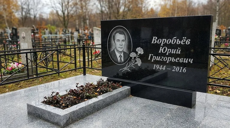 Памятник с гравировкой гвоздик — выполненная работа «Воробьёв» в Ярославле