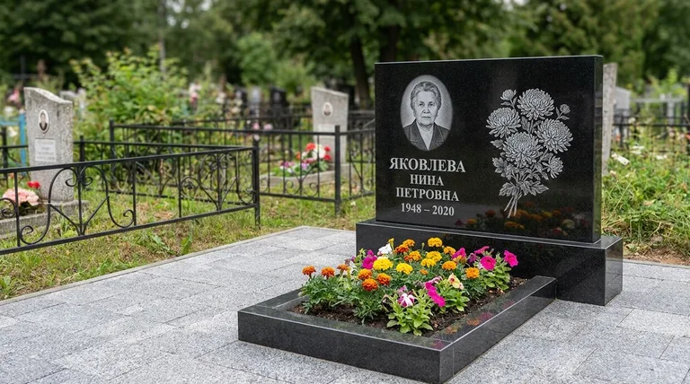 Памятник с гравировкой хризантем — выполненная работа «Соколов» в Ярославле