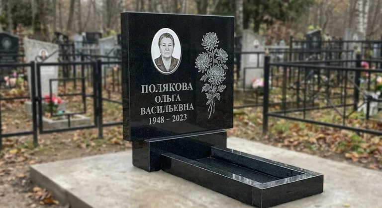 Памятник с гравировкой хризантем — выполненная работа «Полякова» в Ярославле