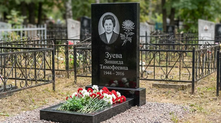 Памятник с гравировкой хризантем — выполненная работа «Зуева» в Ярославле