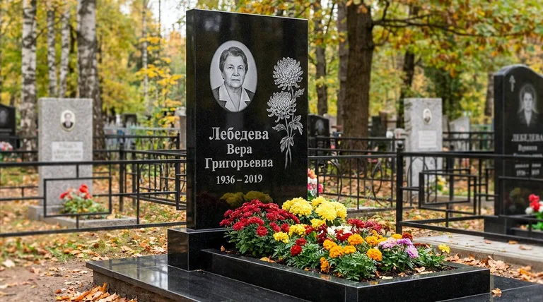 Памятник с гравировкой хризантем — выполненная работа «Лебедева» в Ярославле
