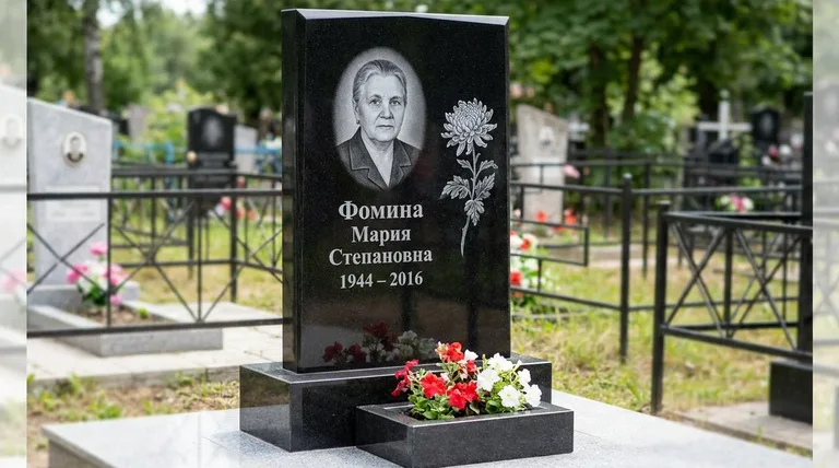 Памятник с гравировкой хризантем — выполненная работа «Фомина» в Ярославле