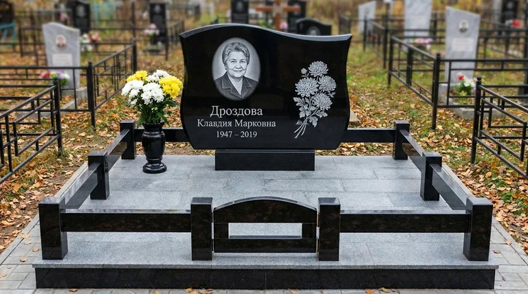 Памятник с гравировкой хризантем — выполненная работа «Дроздова» в Ярославле