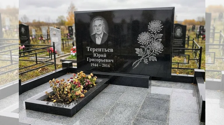 Памятник с гравировкой хризантем — выполненная работа «Терентьев» в Ярославле