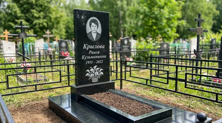 Памятник с гравировкой калл — выполненная работа «Крылова» в Ярославле