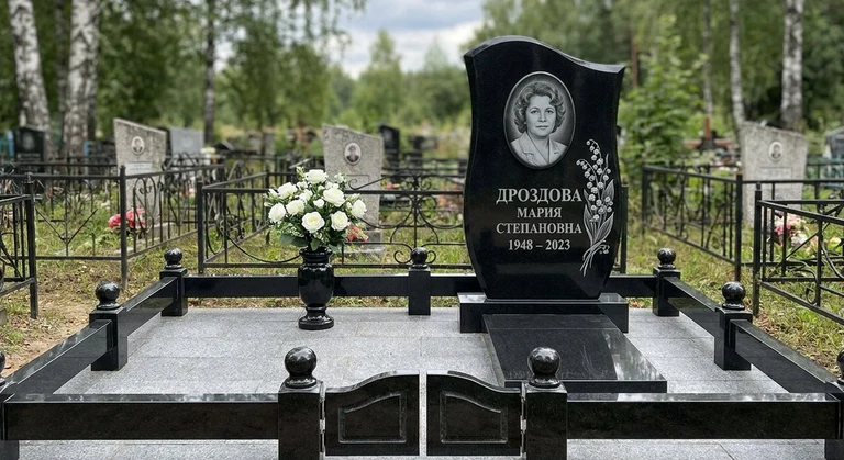 Гравировка ландышей на памятник в Ярославле — пример работы на граните