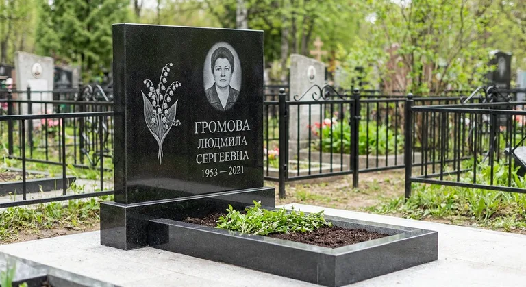 Памятник с гравировкой ландышей — выполненная работа «Громова» в Ярославле