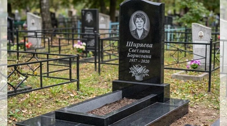 Памятник с гравировкой ландышей — выполненная работа «Ширяева» в Ярославле