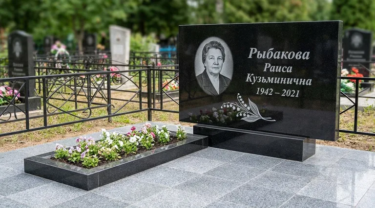 Памятник с гравировкой ландышей — выполненная работа «Рыбакова» в Ярославле