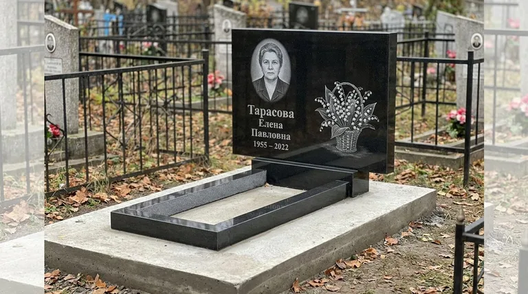 Памятник с гравировкой ландышей — выполненная работа «Тарасова» в Ярославле