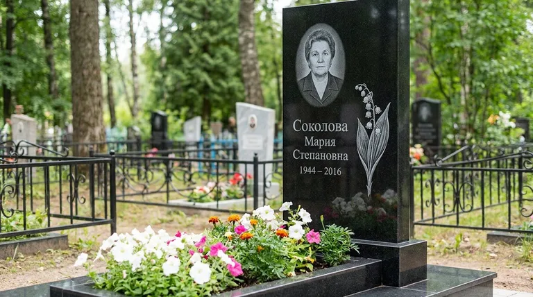 Памятник с гравировкой ландышей — выполненная работа «Соколова» в Ярославле