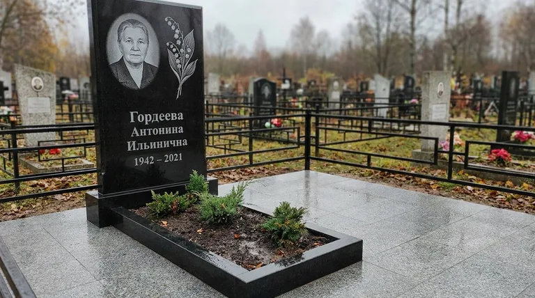 Памятник с гравировкой ландышей — выполненная работа «Гордеева» в Ярославле