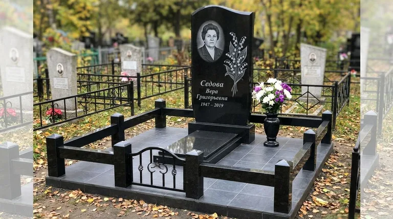 Памятник с гравировкой ландышей — выполненная работа «Седова» в Ярославле