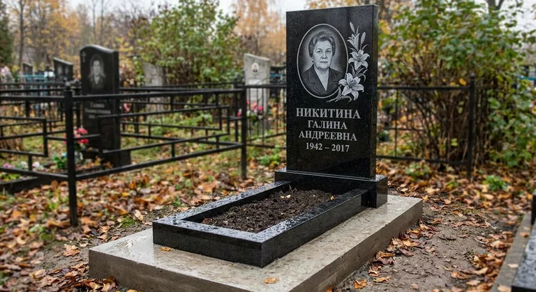 Памятник с гравировкой лилий — выполненная работа «Никитина» в Ярославле