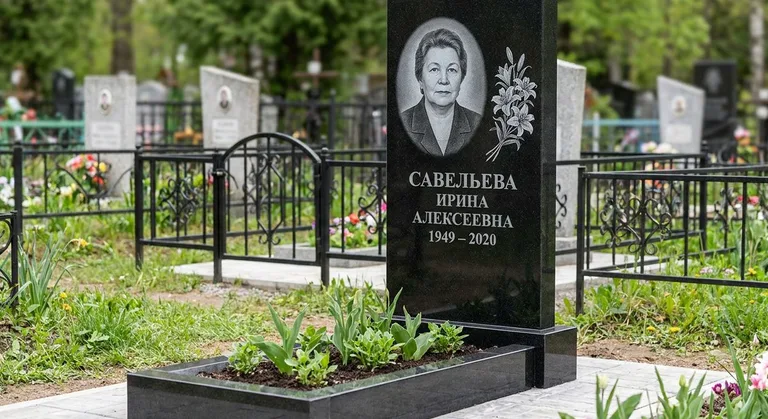 Памятник с гравировкой лилий — выполненная работа «Савельева» в Ярославле