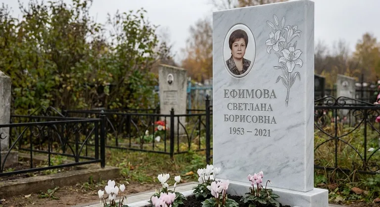 Памятник с гравировкой лилий — выполненная работа «Ефимова» в Ярославле