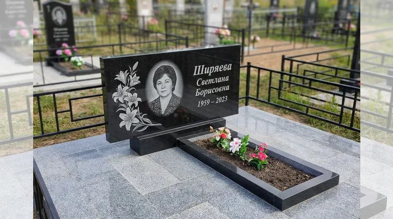 Памятник с гравировкой лилий — выполненная работа «Ширяева» в Ярославле