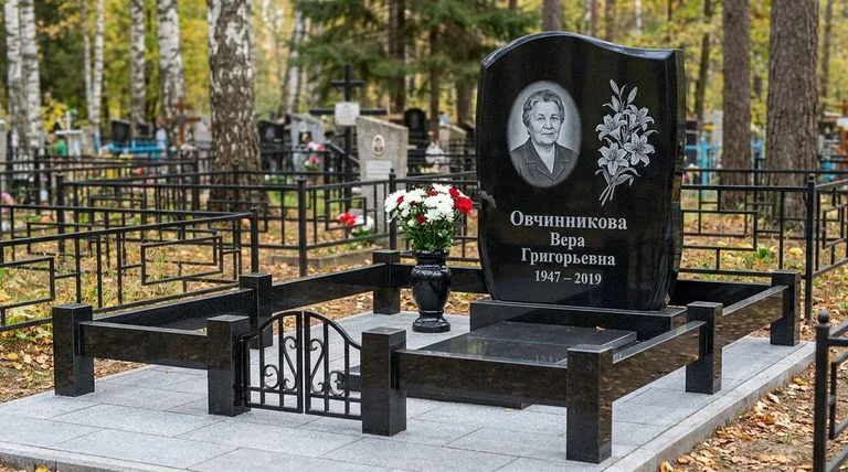 Памятник с гравировкой лилий — выполненная работа «Овчинникова» в Ярославле