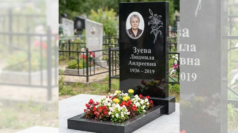 Памятник с гравировкой лилий — выполненная работа «Зуева» в Ярославле