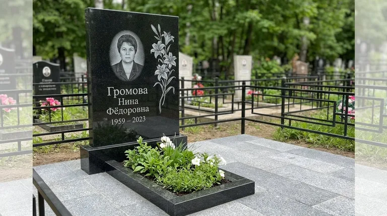 Памятник с гравировкой лилий — выполненная работа «Громова» в Ярославле