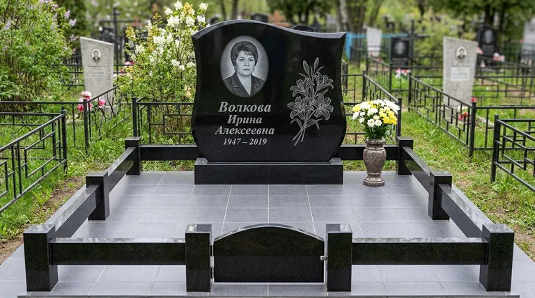 Памятник с гравировкой лилий — выполненная работа «Волкова» в Ярославле