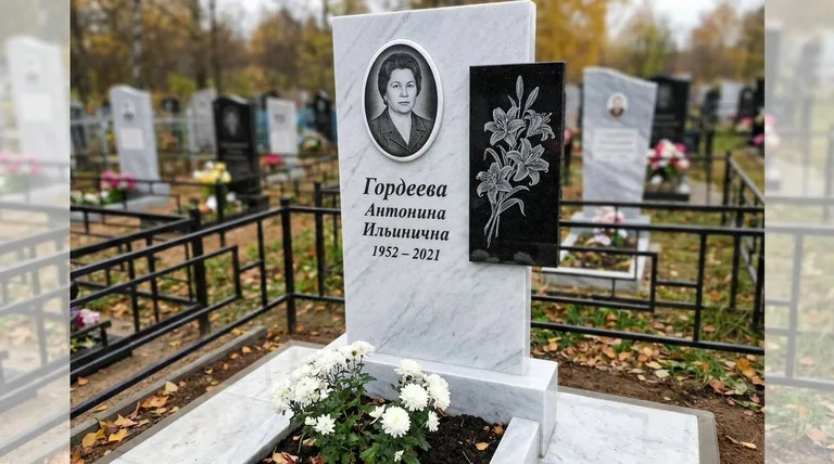 Памятник с гравировкой лилий — выполненная работа «Гордеева» в Ярославле