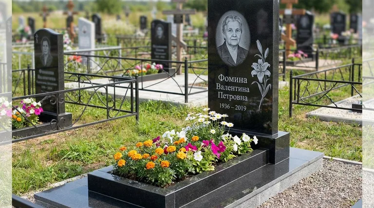 Памятник с гравировкой лилий — выполненная работа «Фомина» в Ярославле