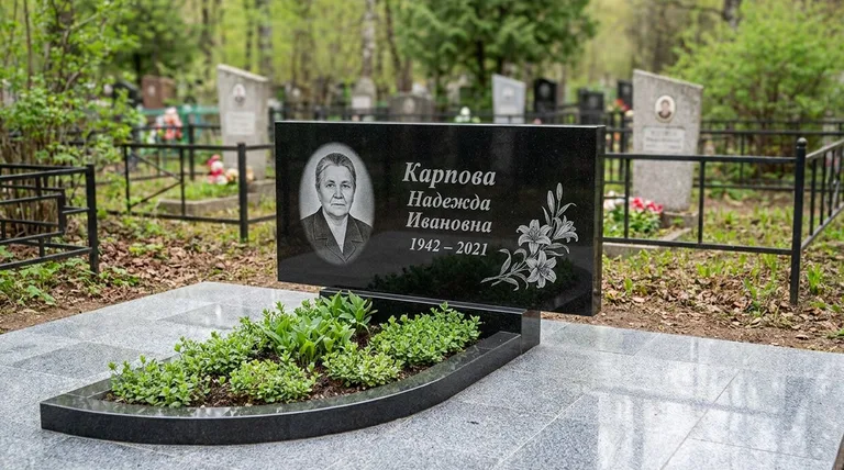Памятник с гравировкой лилий — выполненная работа «Карпова» в Ярославле