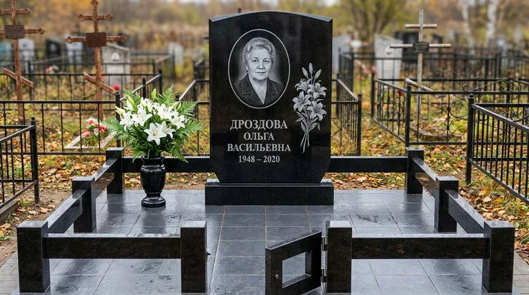 Памятник с гравировкой лилий — выполненная работа «Дроздова» в Ярославле