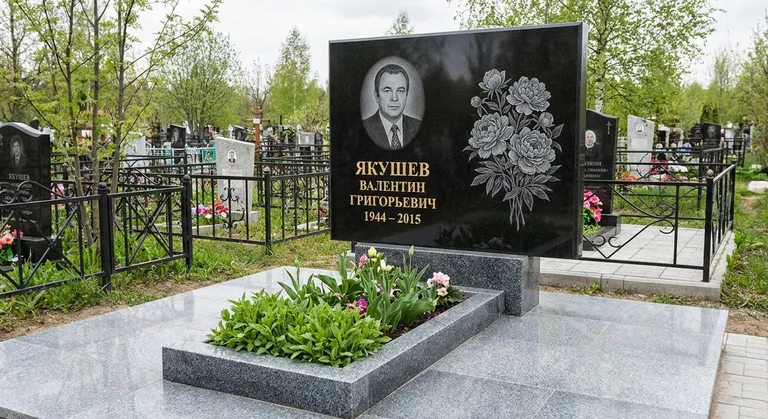 Памятник с гравировкой пионов — выполненная работа «Якушев» в Ярославле