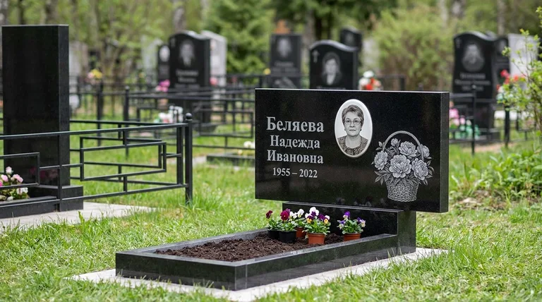 Памятник с гравировкой пионов — выполненная работа «Беляева» в Ярославле