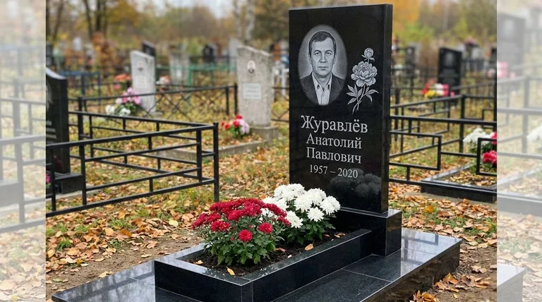 Памятник с гравировкой пионов — выполненная работа «Журавлёв» в Ярославле
