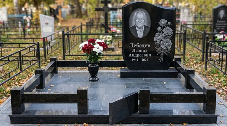 Памятник с гравировкой пионов — выполненная работа «Лебедев» в Ярославле