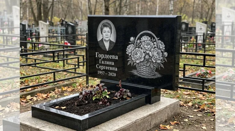 Памятник с гравировкой пионов — выполненная работа «Гордеева» в Ярославле