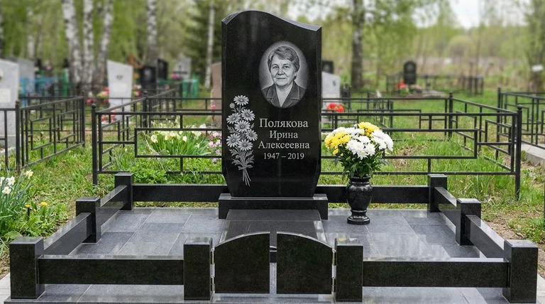 Памятник с гравировкой ромашек — выполненная работа «Полякова» в Ярославле