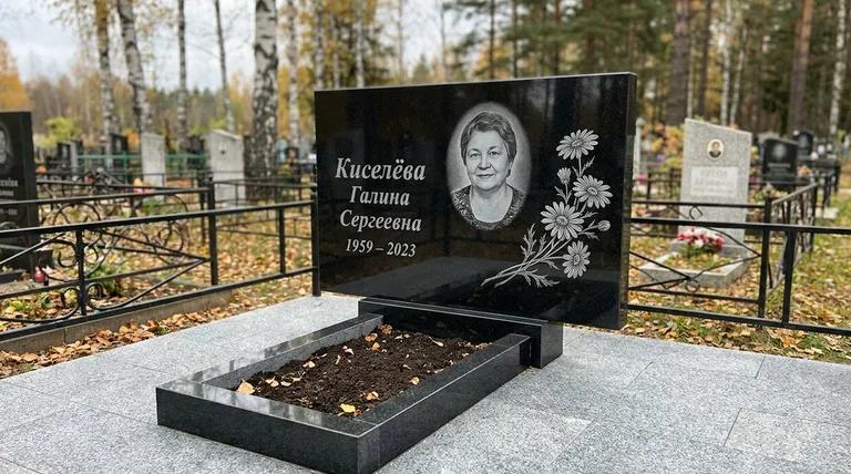 Памятник с гравировкой ромашек — выполненная работа «Киселёва» в Ярославле