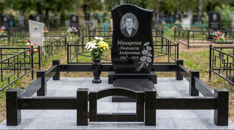 Памятник с гравировкой ромашек — выполненная работа «Макарова» в Ярославле