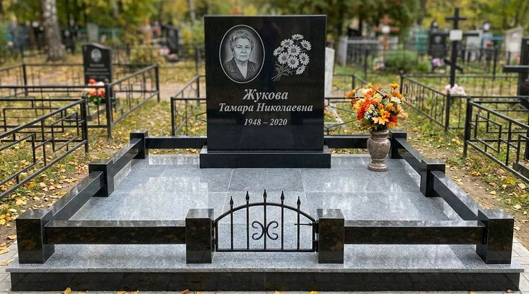 Памятник с гравировкой ромашек — выполненная работа «Жукова» в Ярославле