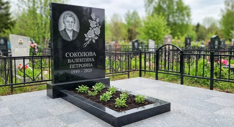 Памятник с гравировкой роз — выполненная работа «Соколова» в Ярославле