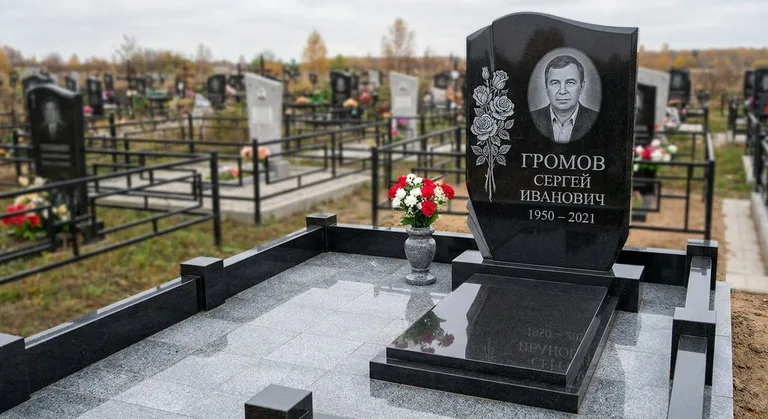 Памятник с гравировкой роз — выполненная работа «Громов» в Ярославле