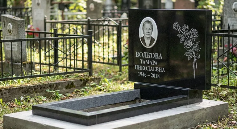 Памятник с гравировкой роз — выполненная работа «Волкова» в Ярославле