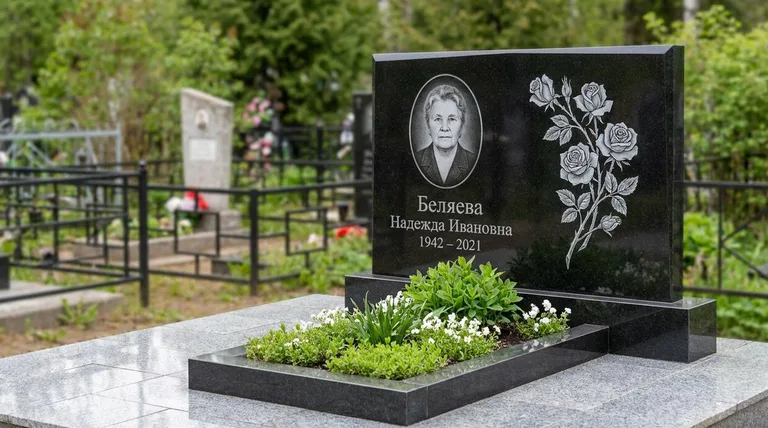 Памятник с гравировкой роз — выполненная работа «Беляева» в Ярославле