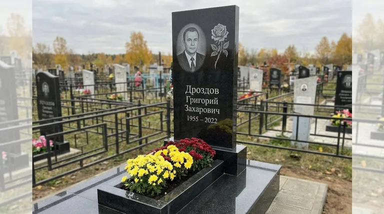 Памятник с гравировкой роз — выполненная работа «Дроздов» в Ярославле